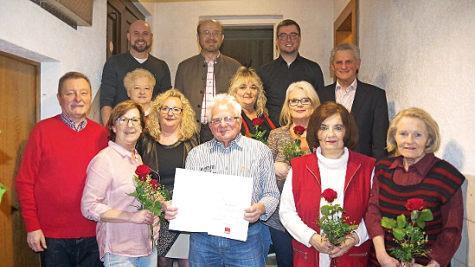 Die SPD Schmölz mit ihrem Vorsitzenden Heinz Rebhan ehrte langjährige Mitglieder, darunter viele Frauen der vor 30 Jahren gegründeten Frauengruppe.  Foto: Heike Schülein