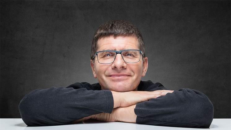 Der fränkische Kabarettist Mäc Härder gastiert am Samstag, 5. März, in Bad Bocklet. Foto: Jan-Philip Stehli