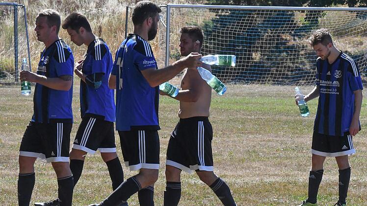 Beim 3:0-Sieg in der A-1 über den FC Elfershausen stimmte die Flüssigkeitsaufnahme bei der SG Waldfenster/Lauter. Foto: Hopf
