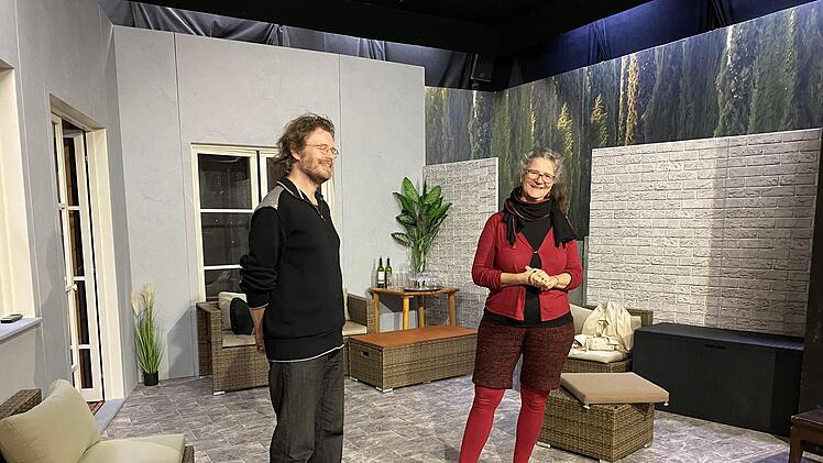 Das Bühnenbild ist fertig, die Proben für "Der Vorname" im Intimen Theater laufen. Theaterchefin Anne Maar und PR-Chef und stellvertretender Dramaturg Christoph Thein schauen mit großer Freude auf die neue Spielzeit. Aber es mischen sich auch eini...