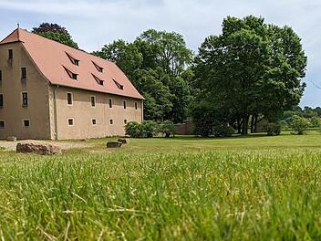 Hinter dem Schloss in Aschach soll ein Spielplatz entstehen.  Foto: Ellen Mützel