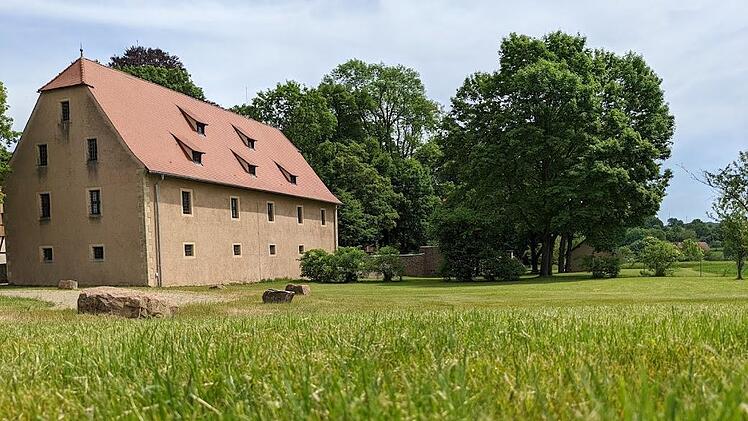 Hinter dem Schloss in Aschach soll ein Spielplatz entstehen.  Foto: Ellen Mützel