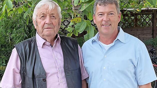 Erster Bürgermeister Carsten Joneitis (rechts) hat die Glückwünsche der Gemeinde überbracht.