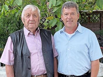 Erster B&uuml;rgermeister Carsten Joneitis (rechts) hat die Gl&uuml;ckw&uuml;nsche der Gemeinde &uuml;berbracht.