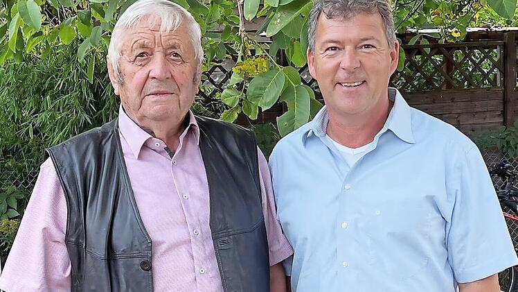 Erster Bürgermeister Carsten Joneitis (rechts) hat die Glückwünsche der Gemeinde überbracht.