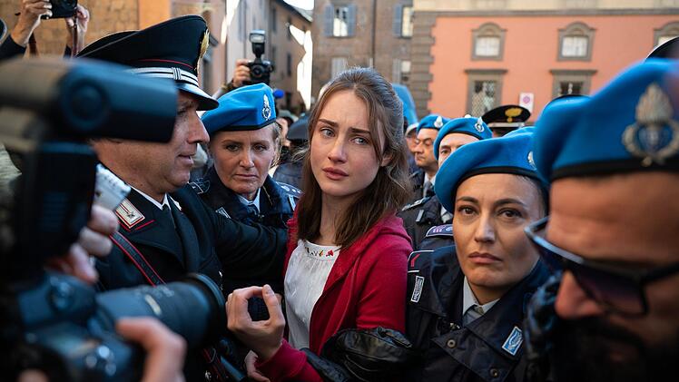 Vier Jahre saß Amanda Knox (Grace van Patten) in Italien unschuldig hinter Gittern. Fälschlicherweise war sie zuvor wegen des Mordes an ihrer Mitbewohnerin schuldig gesprochen worden. Dennoch umranken den Fall um den "Engel mit den Eisaugen" bis heute zahlreiche Mythen.