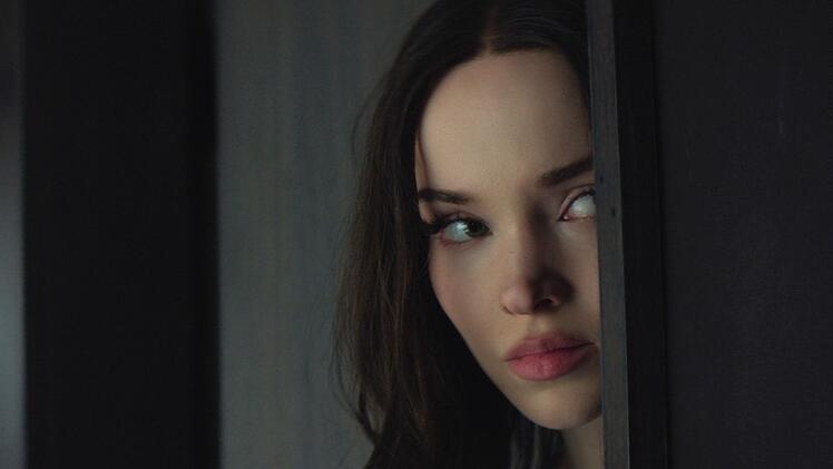 Ciara (Dove Cameron) ist weniger unschuldig, als man vermuten k&ouml;nnte.