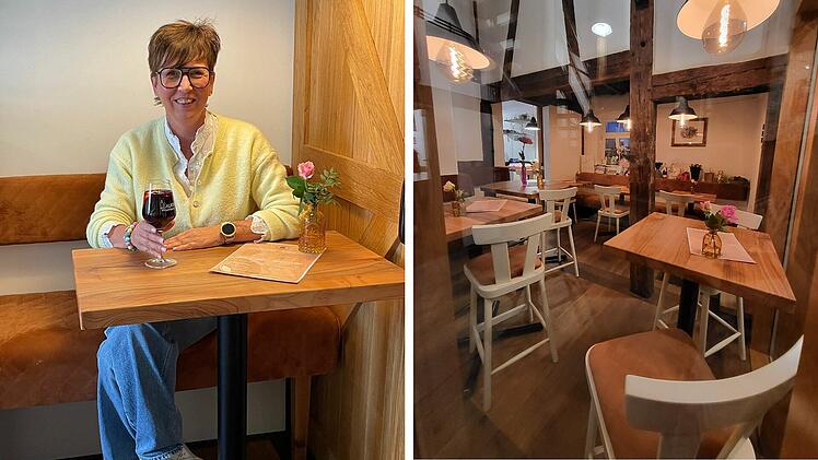 Eine Frau sitzt l&auml;chelnd in einem gem&uuml;tlichen Caf&eacute;, trinkt ein Glas Rotwein. Rechts sieht man die stilvolle Einrichtung mit Holzm&ouml;beln und sanfter Beleuchtung.