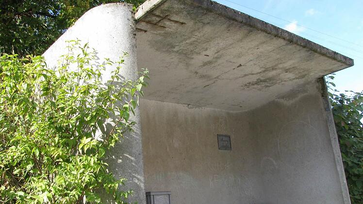 Über das marode Wartehäuschen in Neudorf diskutiert der Ebracher Marktgemeinderat immer wieder. Foto: Walter Hanslok