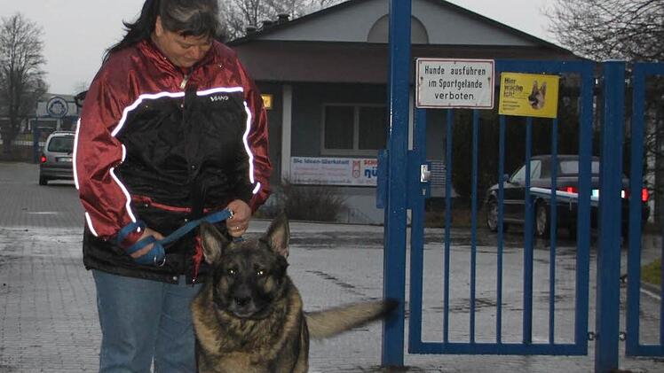 Hier wache ich: Der Versuch, ins ATS-Sportheim einzudringen, würde einem Einbrecher schlecht bekommen. Schäferhund "Drago" von Carmen Görler, der Pächterin der Stadiongaststätte, hasst Eindringlinge. Foto: Stephan Tiroch
