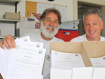 Alle Hände voll zu tun: Gleich kistenweise haben Karl Englert von der Kommunalen Jugendarbeit und Jugendamtsleiter Siegbert Goll die Verträge zum Umgang mit Führungszeugnissen bestellt: Am Montag werden 1100 Vereine und Organisationen im Landkreis angeschrieben. Fotos: Ralf Ruppert