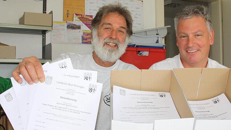 Alle Hände voll zu tun: Gleich kistenweise haben Karl Englert von der Kommunalen Jugendarbeit und Jugendamtsleiter Siegbert Goll die Verträge zum Umgang mit Führungszeugnissen bestellt: Am Montag werden 1100 Vereine und Organisationen im Landkreis angeschrieben. Fotos: Ralf Ruppert
