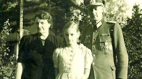 Elisabeth Schindhelm in den letzten Kriegstagen mit ihren Eltern.