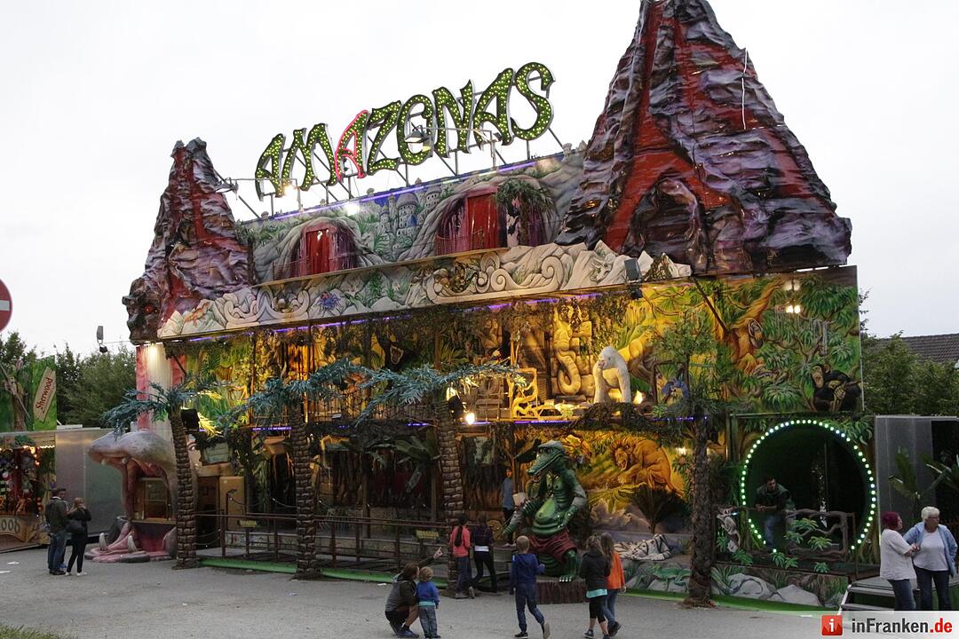 Das Amazonas ist ein Laufgeschäft für die ganze Familie und punktet mit Wasserelementen. Dschungelfeeling kommt auch auf, wenn die Besucher auf der untersten Ebene angekommen sind. Dort warten lebende Tiere auf Klein und Groß.