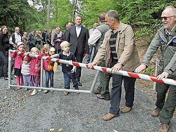 Förster Frank Hömberg, "Bauleiter" Günter Reif sowie Kulmbachs Oberbürgermeister Henry Schramm (von rechts) freuten sich mit den Anwohnern des Aichig und den Waldbesitzern über die Fertigstellung des Weges. Foto: Sonja Adam