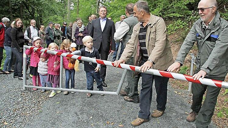Förster Frank Hömberg, "Bauleiter" Günter Reif sowie Kulmbachs Oberbürgermeister Henry Schramm (von rechts) freuten sich mit den Anwohnern des Aichig und den Waldbesitzern über die Fertigstellung des Weges. Foto: Sonja Adam