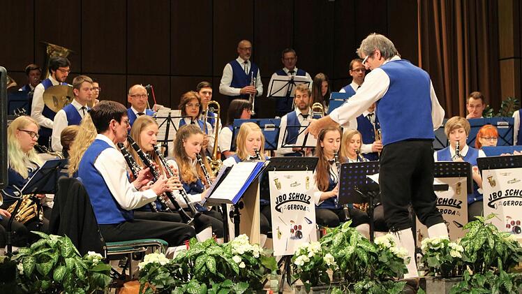 Der Dirigent Joachim Scholz und seine Musiker harmonierten zusammen und nahmen das Publikum mit durch einen buntgemischten Abend aus Pop, Rock, Operette, Marschmusik, Polka und bayerischen Bläserklängen. Foto: Julia Raab