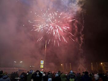 Der Parkplatz des Einkaufsmarktes Richtung Uttstadt war mit Besuchern gefüllt. Um Mitternacht brannte ein großes Feuerwerk ab. Fotos: Jürgen Schönlein