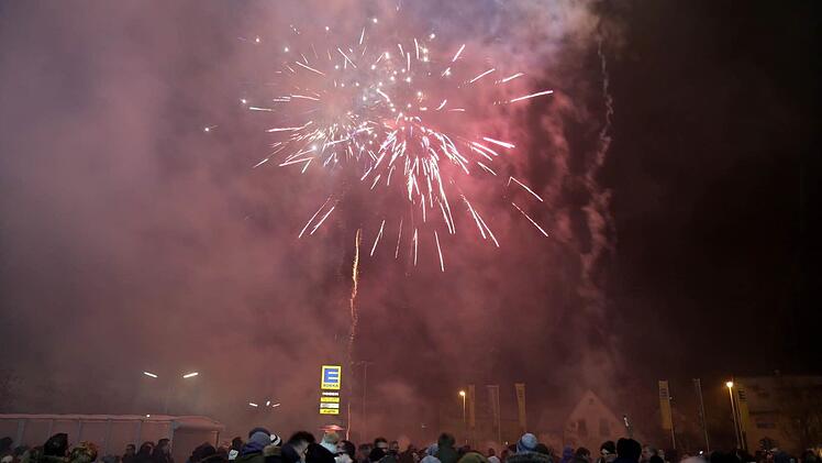 Der Parkplatz des Einkaufsmarktes Richtung Uttstadt war mit Besuchern gefüllt. Um Mitternacht brannte ein großes Feuerwerk ab. Fotos: Jürgen Schönlein