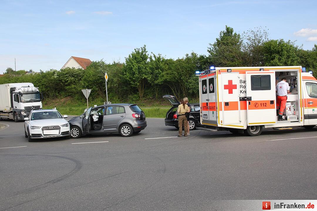 Kreis Coburg: Drei Verletzte und 30.000 Euro Sachschaden nach Vorfahrtsverletzung
