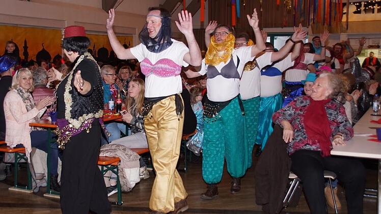 Als Zuckerpuppen aus der Bauchtanzgruppe bezauberten die Eltmanner Stadtratsmitglieder und Bürgermeister Michael Ziegler beim Eltmanner Weiberfasching.