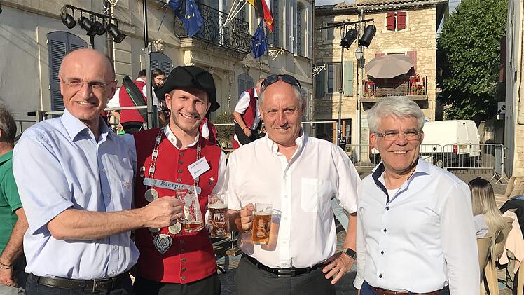 Ein Prost auf die deutsch-französische Freundschaft (von links): Landrat Wilhelm Schneider (am Tisch sitzend), Bierprinz Sebastian Gocker, Bürgermeister Jean-Michel Catelinois und Partnerschaftsbeauftragter Joachim Friedsam. Moni Göhr/Landratsamt Haßberge