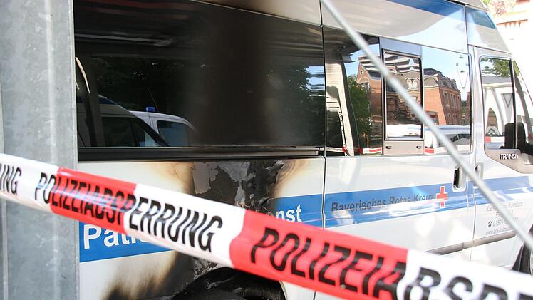 Die Anschläge gegen das Bayerische Rote Kreuz in  Kulmbach - zuletzt am 2. Juni die Brandstiftung bei einem Auto des Patientenfahrdienstes - sind wohl das Werk eines Serientäters. Foto: Archiv/Katrin Geyer