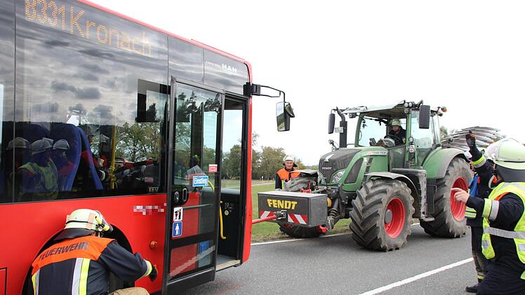 Schwerer Unfall am Freitagvormittag (14. September 2018) zwischen Mitwitz und Kaltenbrunn. Ein Milchlaster war in einen Linienbus gekracht. Foto: Andreas Schmitt