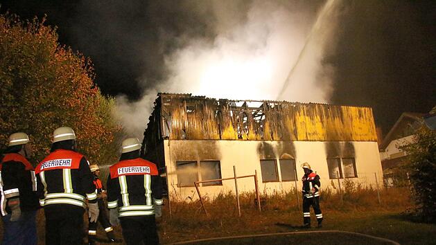 In Autenhausen hat erneut eine Lagerhalle gebrannt. Die Feuerwehren mussten das Übergreifen der Flammen auf ein benachbartes Wohnhaus verhindern. Foto: Michael Stelzner