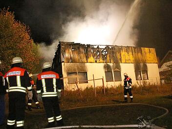 In Autenhausen hat erneut eine Lagerhalle gebrannt. Die Feuerwehren mussten das Übergreifen der Flammen auf ein benachbartes Wohnhaus verhindern. Foto: Michael Stelzner