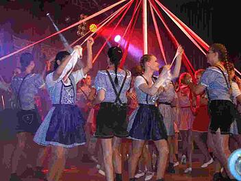 Dass ein "Bandtanz" alles andere als einfach ist, konnte das Publikum beim diesjährigen Oktoberfest hautnah erleben. Foto: Martin Rebhan