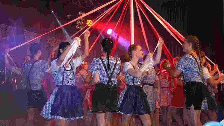 Dass ein "Bandtanz" alles andere als einfach ist, konnte das Publikum beim diesjährigen Oktoberfest hautnah erleben. Foto: Martin Rebhan