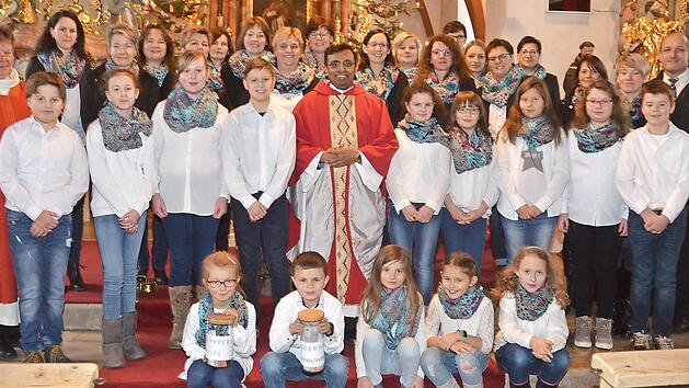 Spendenübergabe in der St. Nikolaus- Kirche in Windheim.  Foto: Karl-Heinz Hofmann