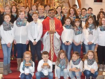 Spenden&uuml;bergabe in der St. Nikolaus- Kirche in Windheim.  Foto: Karl-Heinz Hofmann