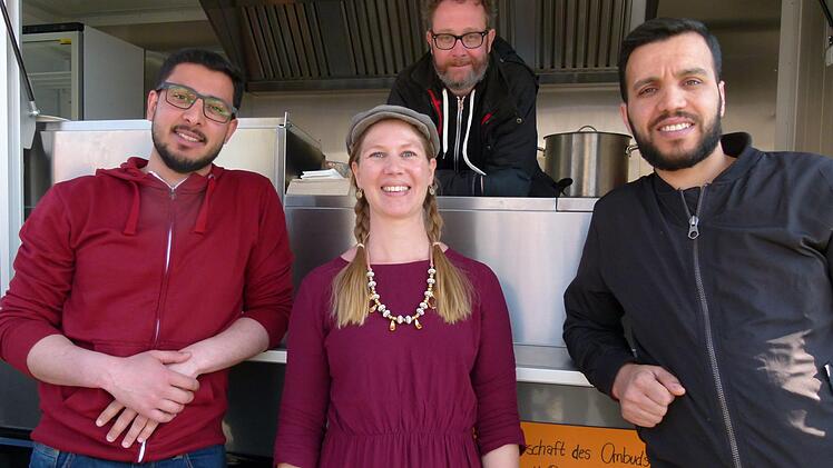Die Projektleiter Stephanie Neumann und Michael Pelikan am Food Truck, zusammen mit Shaalan und Abdulrahman   Foto:  Marion Krüger-Hundrup