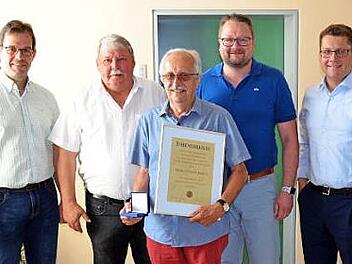 Werner Knoth mit Ehrenmedaille und Urkunde (vorne) mit Bürgermeister Christian Mrosek (Zweiter von links) sowie den Fraktionsvorsitzen Jürgen Gäbelein, Christian Zorn und Simon Ehnes. Foto: Thomas Micheel