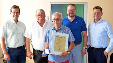 Werner Knoth mit Ehrenmedaille und Urkunde (vorne) mit Bürgermeister Christian Mrosek (Zweiter von links) sowie den Fraktionsvorsitzen Jürgen Gäbelein, Christian Zorn und Simon Ehnes. Foto: Thomas Micheel