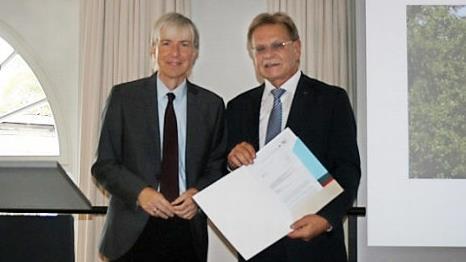 Oberfrankens Regierungsvizepräsident Thomas Engel überreicht Bürgermeister Wolfgang Beiergrößlein den Förderbescheid.