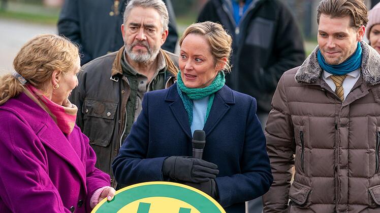 Ihr Ziel ist es, Bundeskanzlerin zu werden. Doch vorerst muss sich Kristina Lurz (Silke Bodenbender, Mitte) als Kleinstadt-Bürgermeisterin mit Dingen wie der Einweihung einer neuen Buslinie zufriedengeben. Immer dabei: ihre Assistentin Mechthild Börne (Inga Dietrich) und bekannte Einwohner wie Barbesitzer Harry Peukert (Alexander Hörbe, zweiter von links).