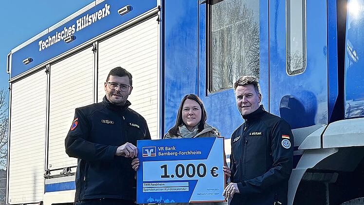 Bei der Spenden&uuml;bergabe (v.&nbsp;l.): Tobias Saffer (Ortsbeauftragter des THW Forchheim), Nicole Dutschmann (Leiterin Marketing und Presse der Stadtwerke Forchheim) und Christian Wilfling (Vorsitzender des F&ouml;rdervereins des THW Forchheim).