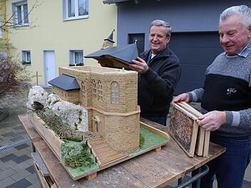 Erich Winkler (links) und Nikolaus Albert mit einem der beiden Modelle der Gügel-Kirche. Fotos: Barbara Herbst