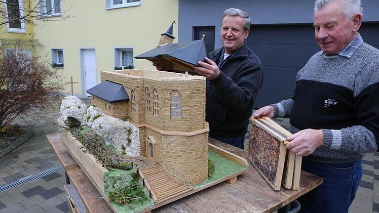 Erich Winkler (links) und Nikolaus Albert mit einem der beiden Modelle der Gügel-Kirche. Fotos: Barbara Herbst