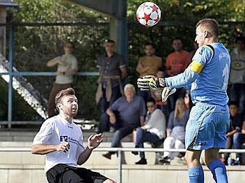 Der Würzburger Torwart Stefan Kunze klärt in höchster Not mit dem Kopf vor dem heraneilenden Sebastian Schleicher.Fotos: sportpress