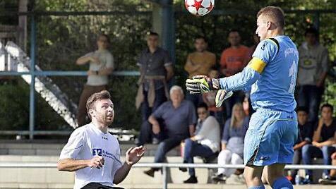 Der Würzburger Torwart Stefan Kunze klärt in höchster Not mit dem Kopf vor dem heraneilenden Sebastian Schleicher.Fotos: sportpress