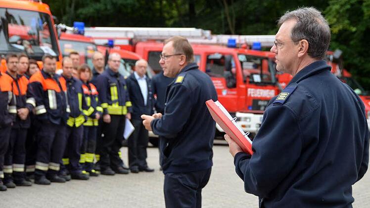 Kreisbrandrat Benno Metz (mitte) und Bad Kissingens Feuerwehrchef Harald Albert (rechts) geben den Einsatzkräften letzte Anweisungen. Foto: Peter Rauch
