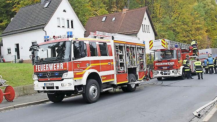 Die vier Feuerwehren aus dem Neustadter Stadtgebiet hatten den Brand in der Sonneberger Straße schnell unter Kontrolle. Foto: Michael Stelzner
