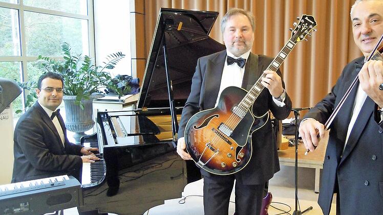 Von jetzt an als Trio in der Wandelhalle: Der neue Pianist Joszef Banyak, Csaba Beke und Geza Burai (von links) Foto: Julia Raab
