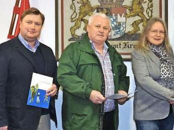 Bernd Graf (links) und Landrat Oswald Marr (rechts) überreichten den neuen Kulturlandschaftsbeauftragten Christian Ebertsch (Zweiter von links), Dieter Lau und Birgit Gmelch die Zertifikate. Foto: Karl-Heinz Hofmann