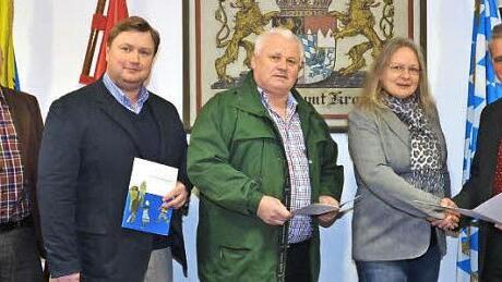 Bernd Graf (links) und Landrat Oswald Marr (rechts) überreichten den neuen Kulturlandschaftsbeauftragten Christian Ebertsch (Zweiter von links), Dieter Lau und Birgit Gmelch die Zertifikate. Foto: Karl-Heinz Hofmann