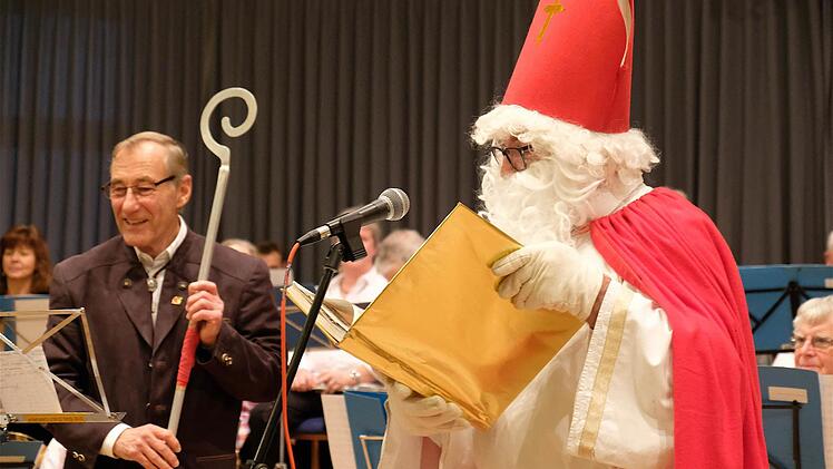 Der Nikolaus lobte Dirigent Erhard Rada und das Seniorenblasorchester. Foto: Gerd Schaar